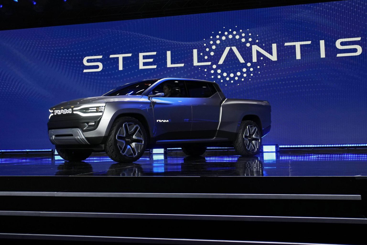 Stellantis demonstreeris elektrilist kastiautot Ram 1500.