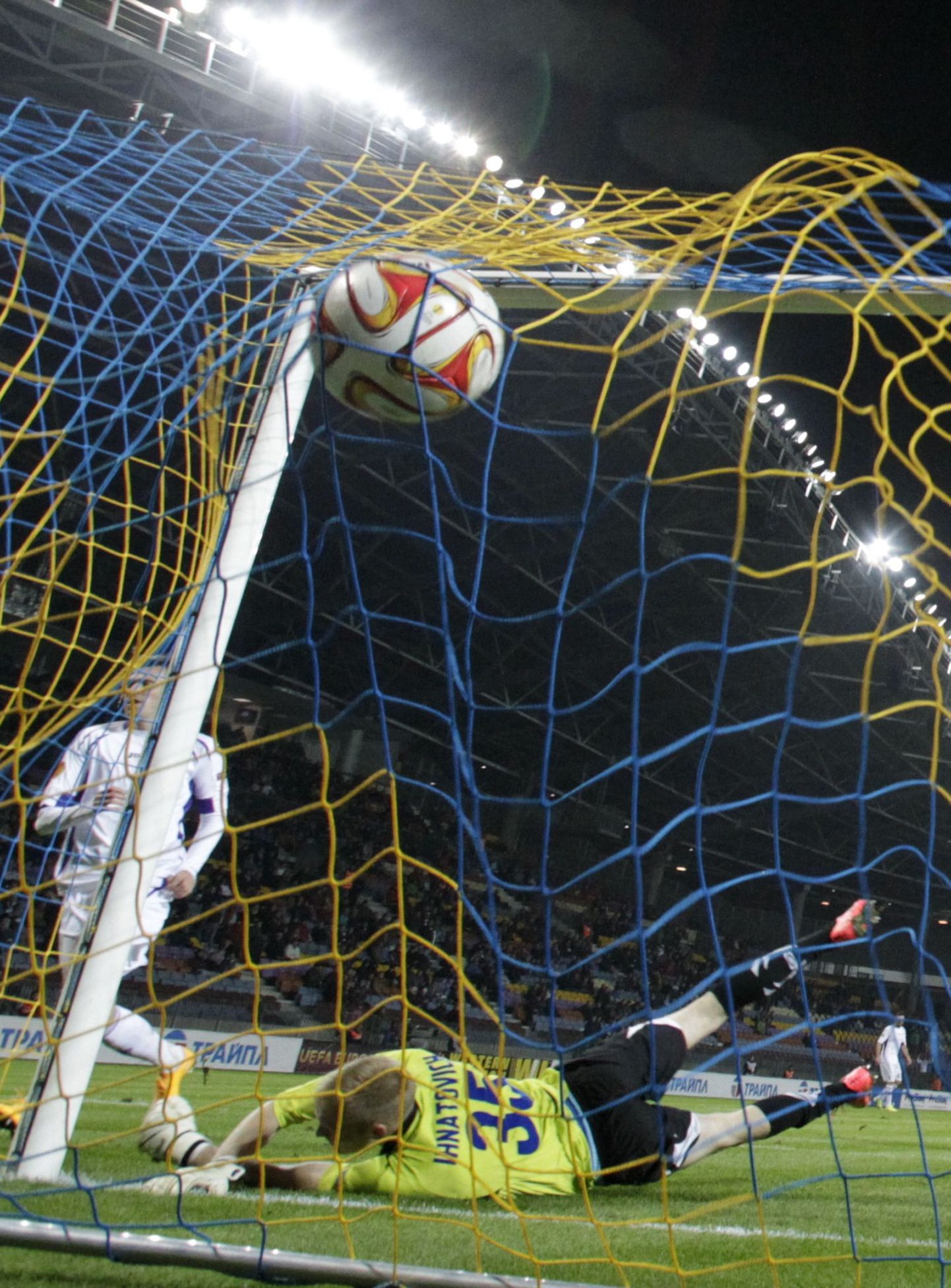 Футболист "Фиорентины" забивает мяч в ворота минчан.