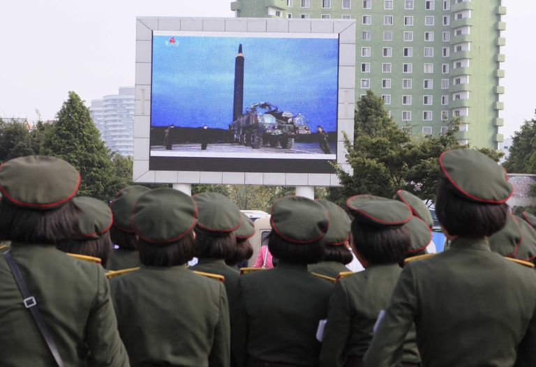 Pyongyangi elanikud uudieid kuulamas. Foto: Kim Kwang Hyon/AP/Scanpix