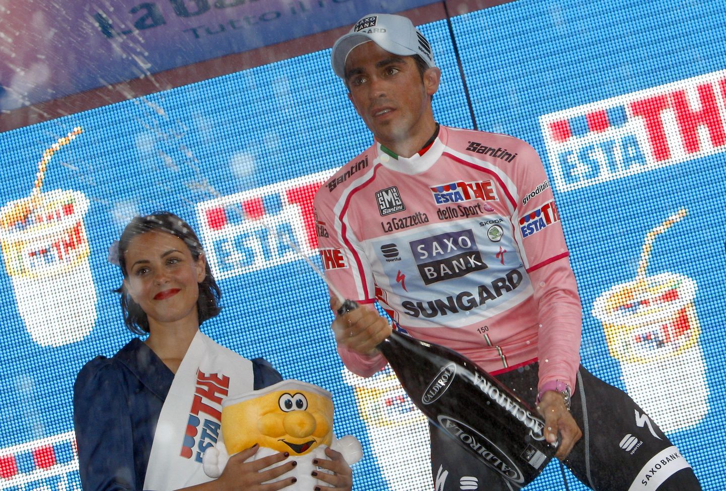 Alberto Contador etapivõitu tähistamas.