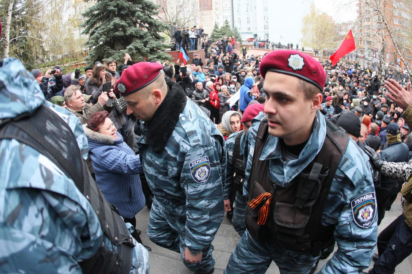 МВД Украины на Пасху обратилось к бывшим беркутовцам - бойцы милицейского спецназа названы "элитой сил правопорядка", их призывают забыть о былых распрях, "примириться и объединиться".