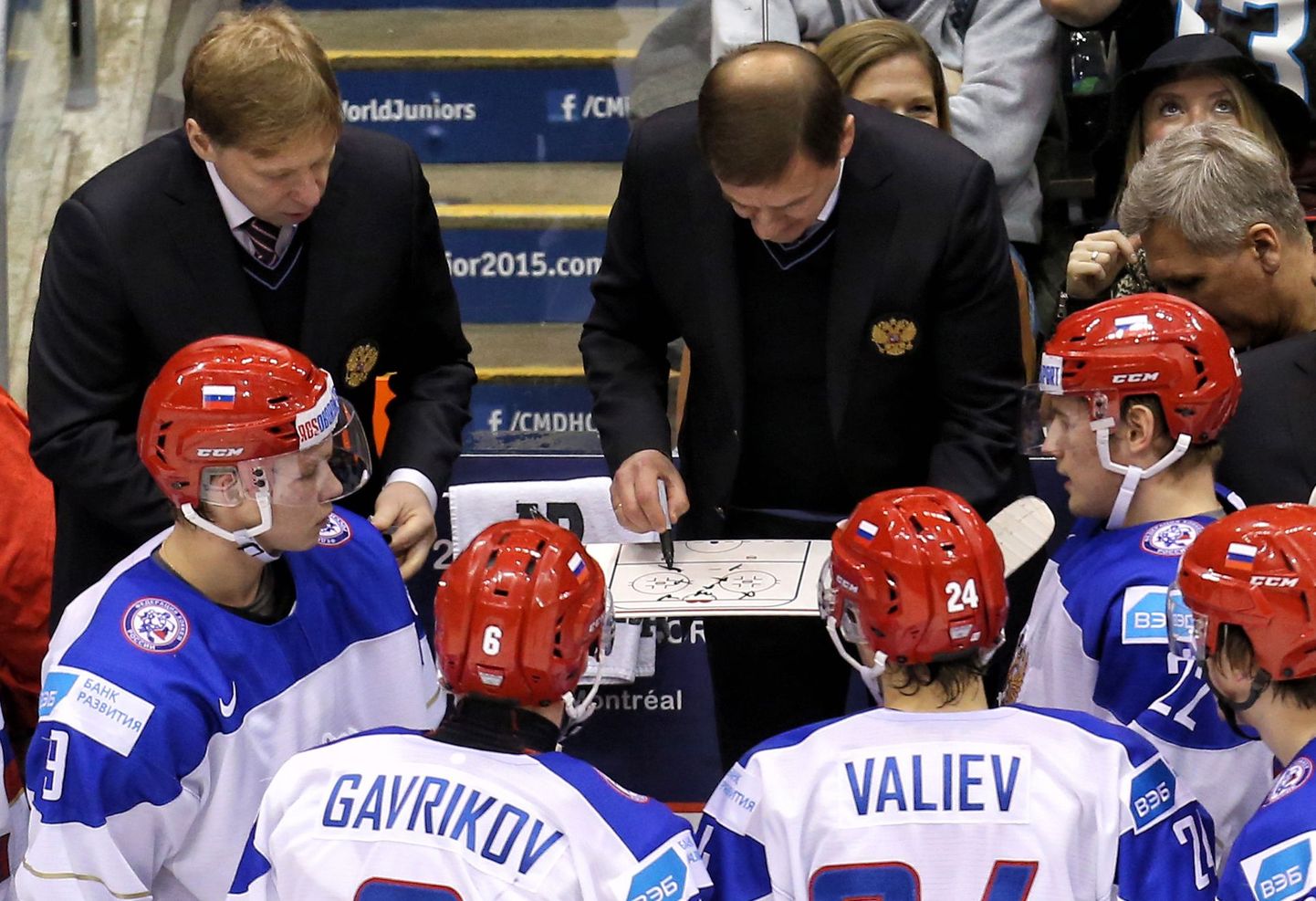 Валерий Брагин (в центре) и хоккеисты молодежной сборной России на ЧМ.