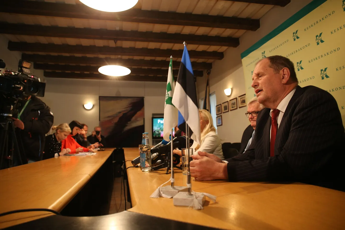 Эдгар Сависаар и его сторонники на пресс-конференции.