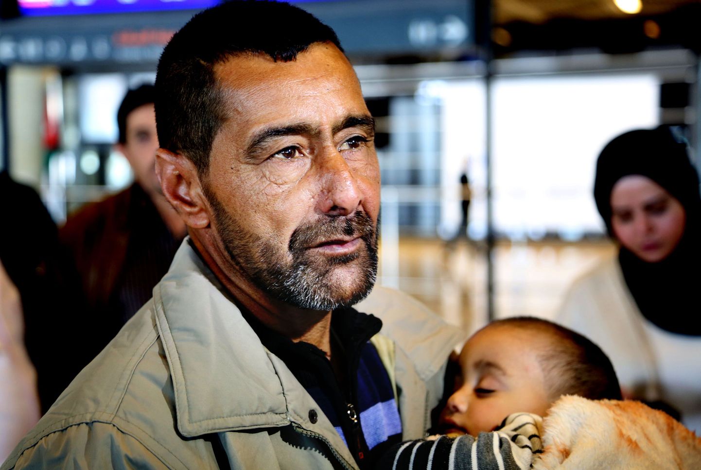 Süürlane Ahmad al-Abboud koos perega ootamas lendu USAsse Ammani rahvusvahelises lennujaamas Jordaanias.