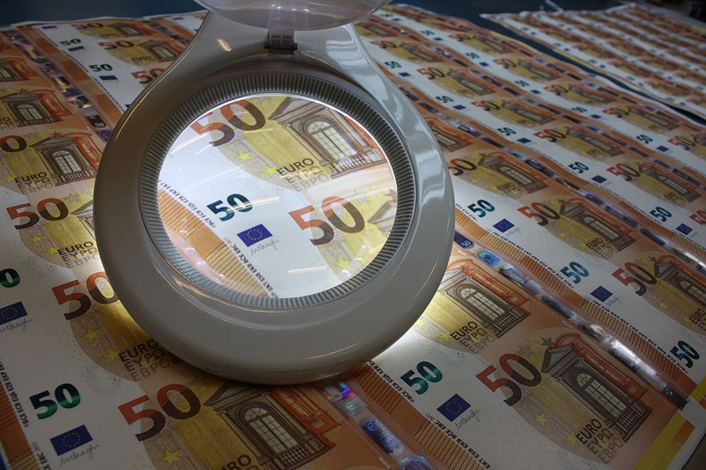 Uue 50eurose pangatähe paberi tootmine.