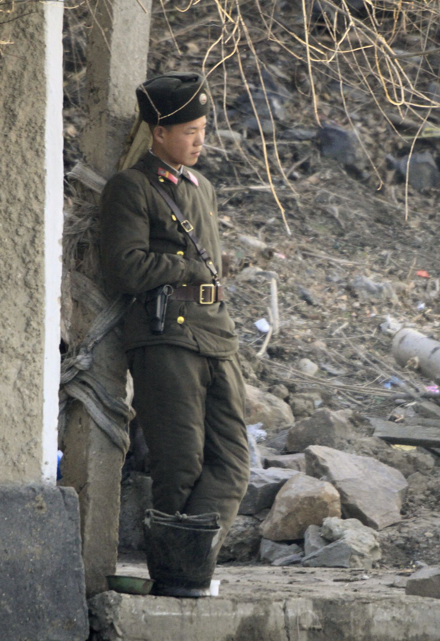 Солдат погранохраны КНДР на реке Ялу.