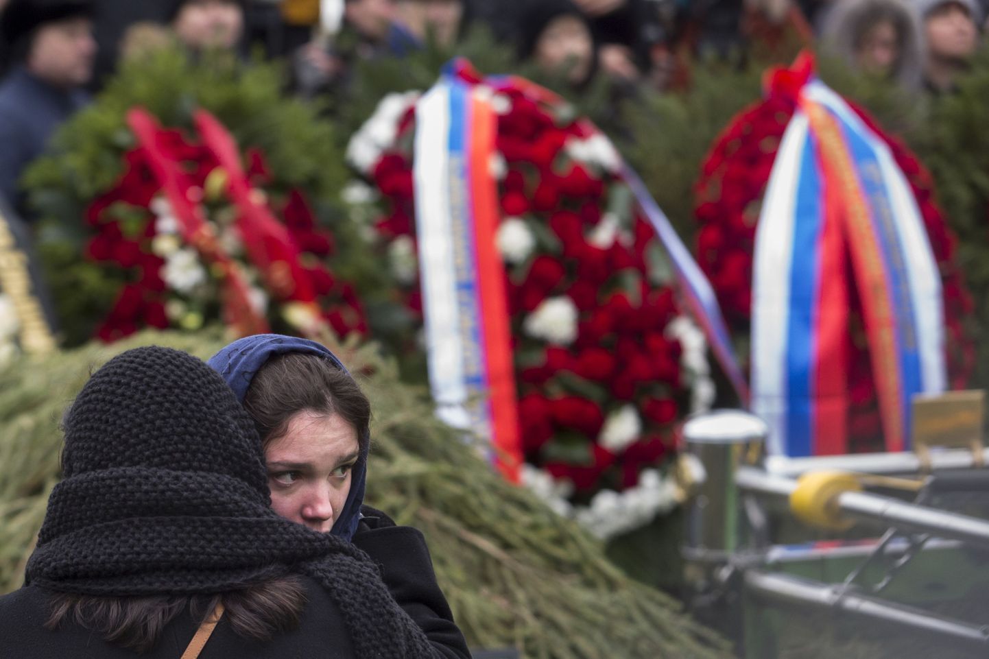 Жанна Немцова на похоронах отца.