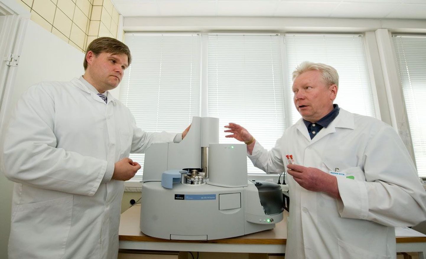 Toetusraha saanud Nova Vita kliiniku juhatuse esimees Andres Salumets (vasakul) ja labori juhataja Jüri Laasik.