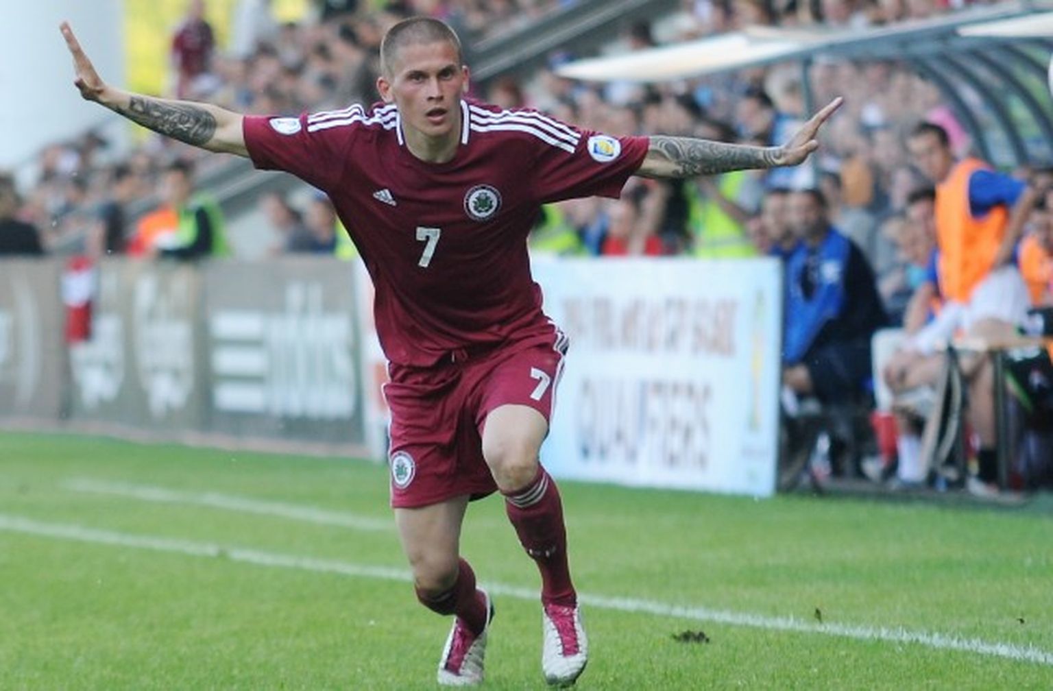 Vladimirs Kamešs (no labās)