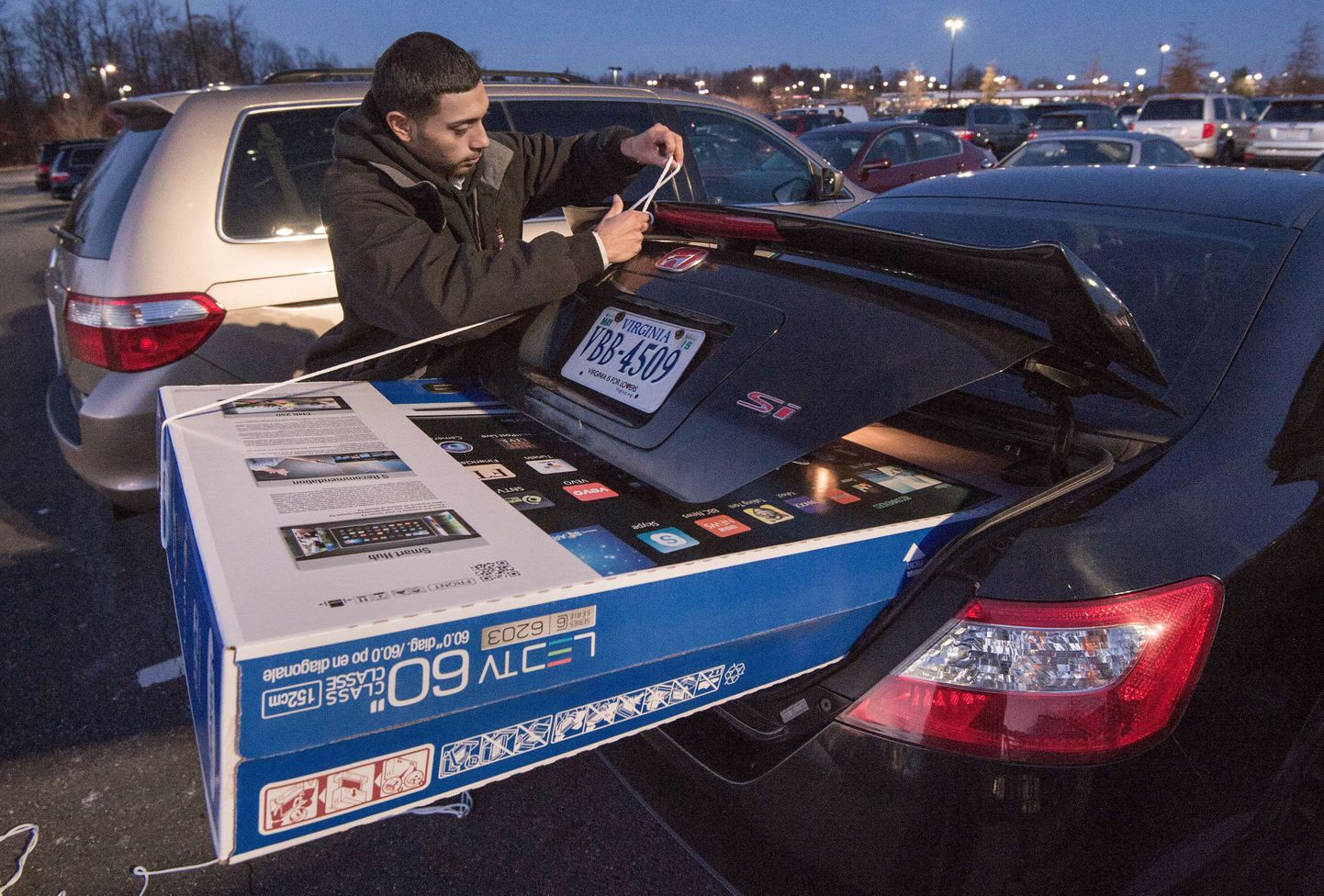 «Musta reede» ostleja USAs, Virginia osariigis telerit autosse mahutamas. See USA suurim ostlemispüha levib nüüd ka Skandinaaviasse, esialgu küll netikaubandusse.