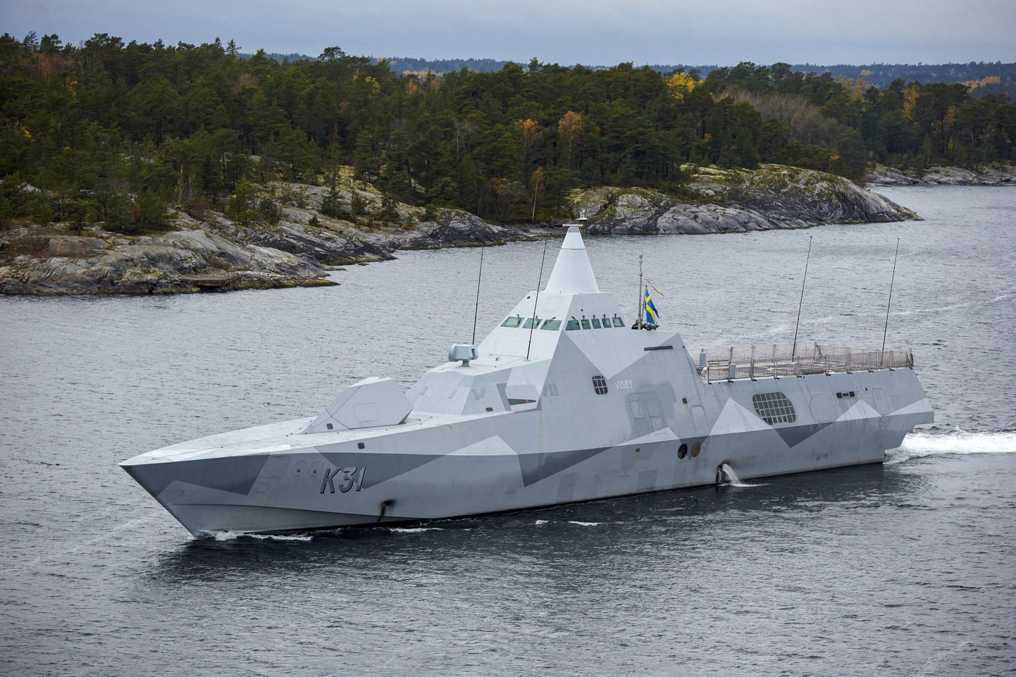 Rootsi sõjalaev HMS Visby Stockholmi lähistel võimalikku allveelaeva otsimas.