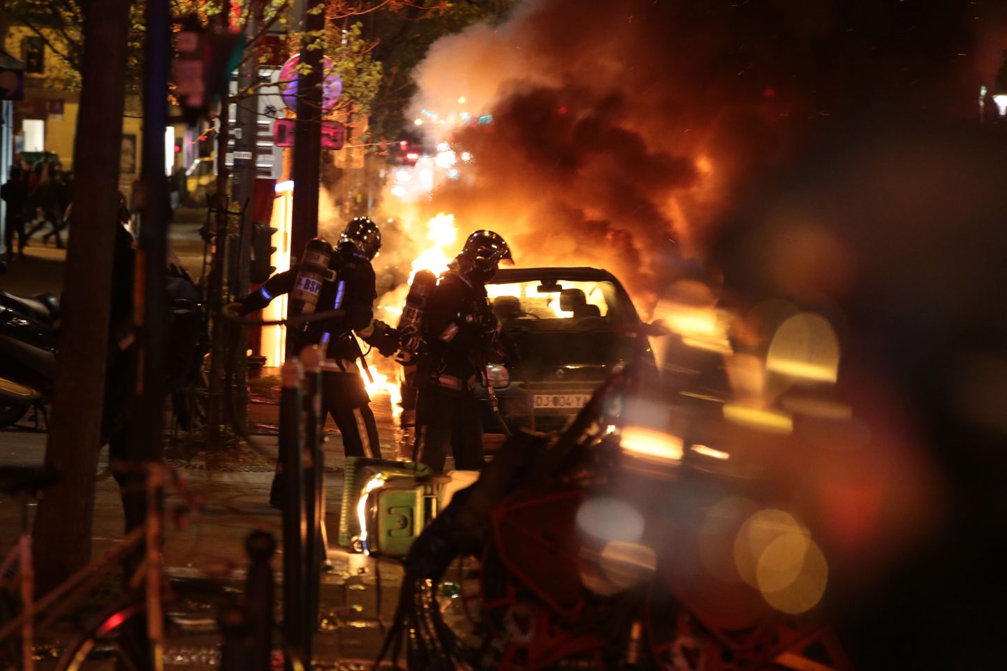 Tuletõrjujad kustutamas Pariisi Vabariigi väljaku lähedal tööreformi vastu mässamiseks loodud protestiliikumise Nuit Debout (tõlkes kogu öö üleval)poolt põlema süüdatud autot.