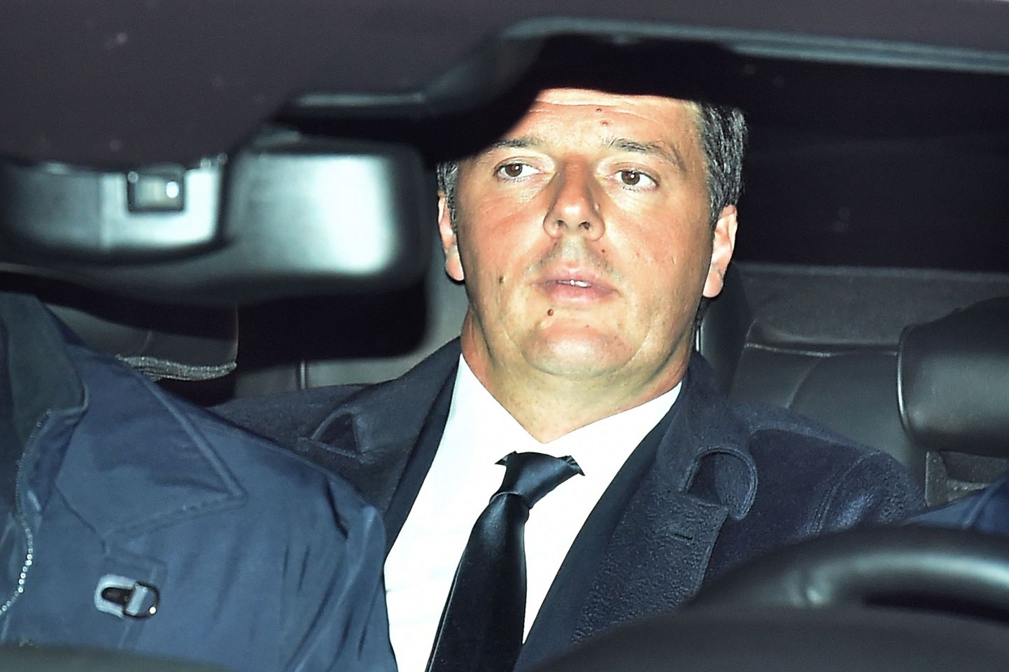 Маттео Ренци пребывает в Квиринальский дворец чтобы подать официальное заявление о собственной отставке.