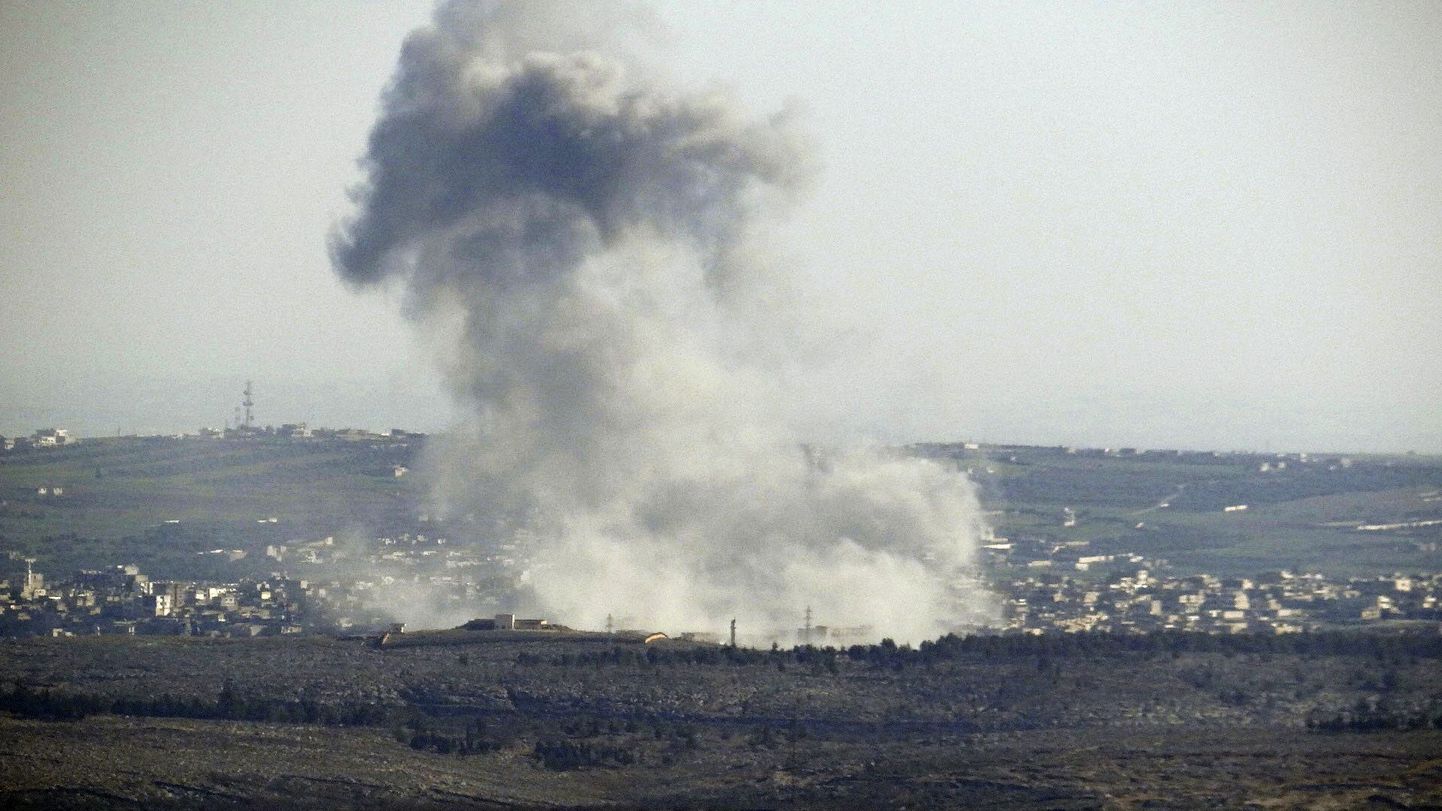 Suitsusammas Idlibi lähistel Jabal Al-Zawiyas, mille aktivistide sõnul põhjutasid hävituslennukitest tulistatud raketid 26. detsembril.