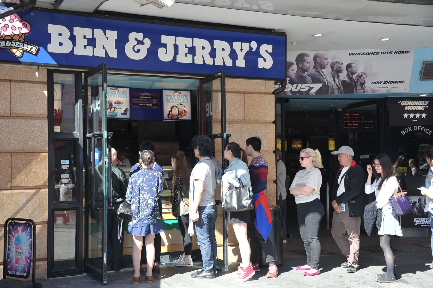Ben&Jerry's jäätisekohvik Londonis köidab inimesi.