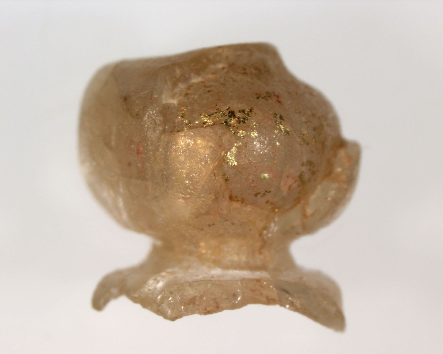 Iidsest Jaapani hauast leiti Vana-Rooma päritolu klaashelmeid
