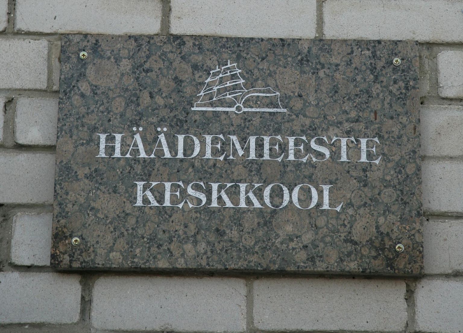Häädemeeste keskkool asub Pärnu linnast 41 kilomeetri kaugusel, Häädemeeste alevikus.