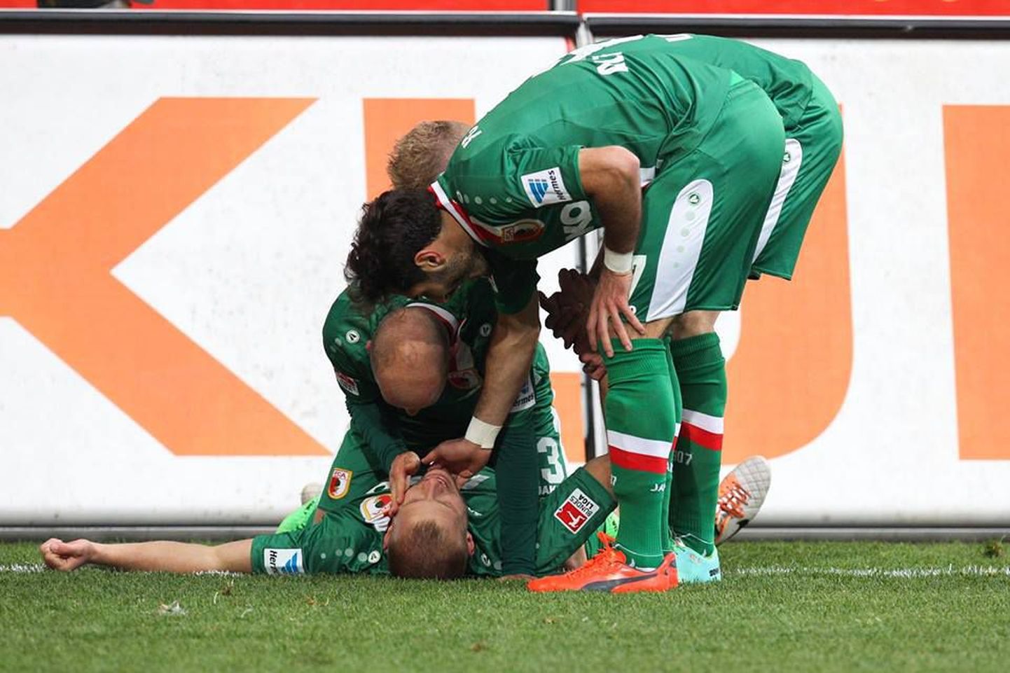 Ragnar Klavan (pikali) koos meeskonnakaaslastega esimest Bundesligas löödud väravat tähistamas. Täna sai ta kirja oma teise värava Bundesligas.