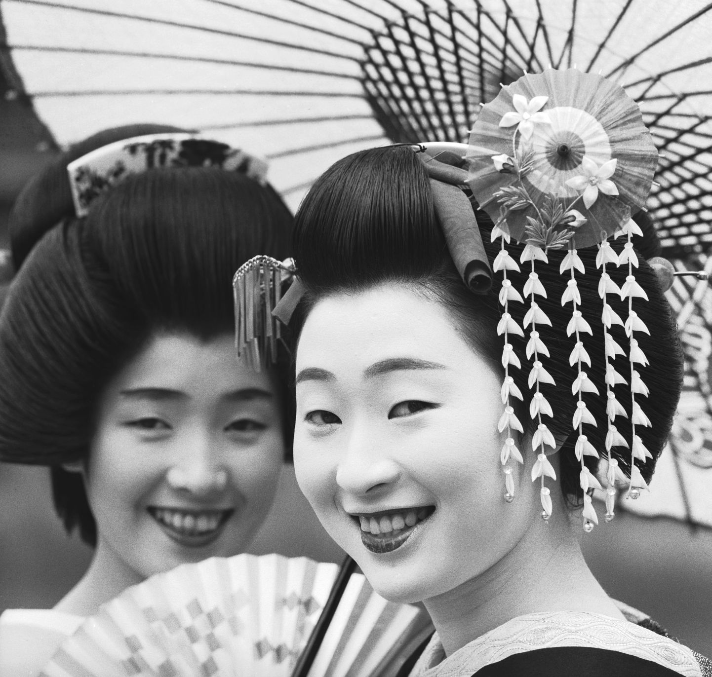Viimase 125 aasta jooksul on juurdunud stereotüüp, mille kohaselt olevat Jaapani nais-ideaaliks geiša: veetlev ja peente maneeridega daam, kes aga on haritud üksnes selleks, et pakkuda meestele kvaliteetset meelelahutust. Pildil geišad Tokyos 1962. aastal, mil neid oli praegusest palju rohkem.