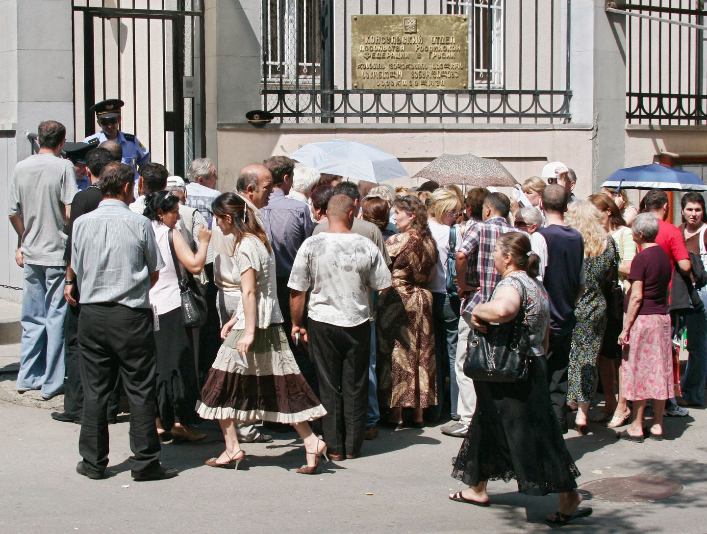 Järjekord Venemaa konsulaarosakonna ees Gruusia pealinnas Thbilisis.