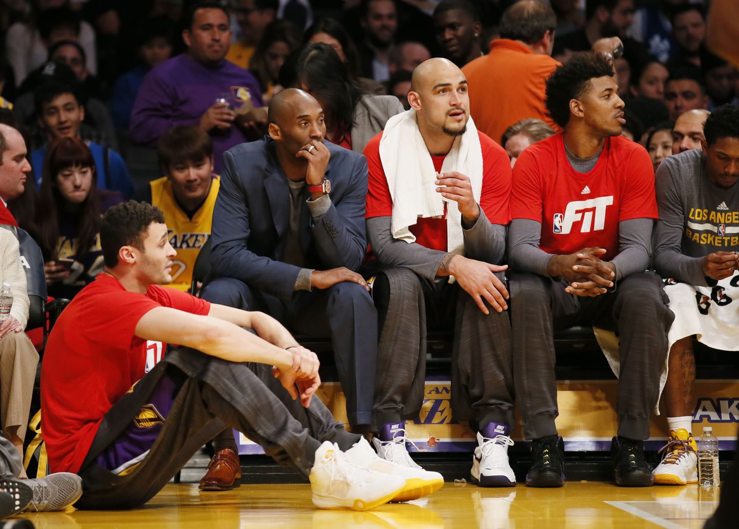 Los Angeles Lakersis on kord majas - viiekordne NBA meister Kobe Bryant istub pingil, kollanokk Larry Nance Jr põrandal.