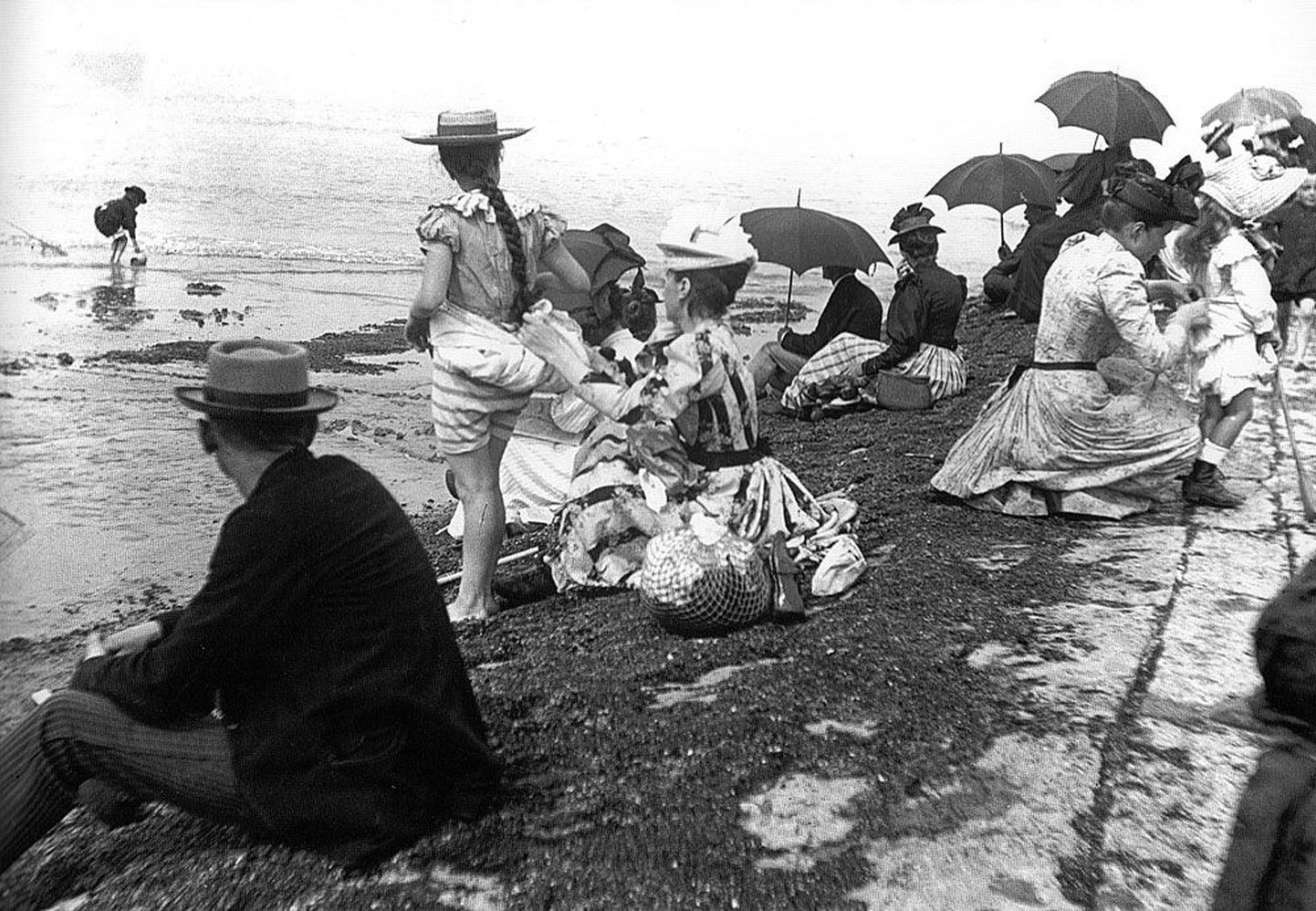 Fotojäädvustus ilusast ajastust: kübaratega belglased Ostendis päikesevanne võtmas. Aasta oli 1895.