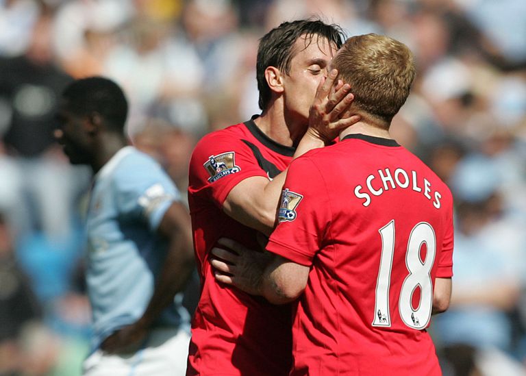 Paul Scholes lõi 2010. aastal Manchester Unitedi ja Manchester City vahelises kohtumises 90. minutil Unitedi võiduvärava. Meeskonnakaaslane Gary Neville kostitas teda seepeale kuuma suudlusega. FOTO: Tim Hales/AP/Scanpix