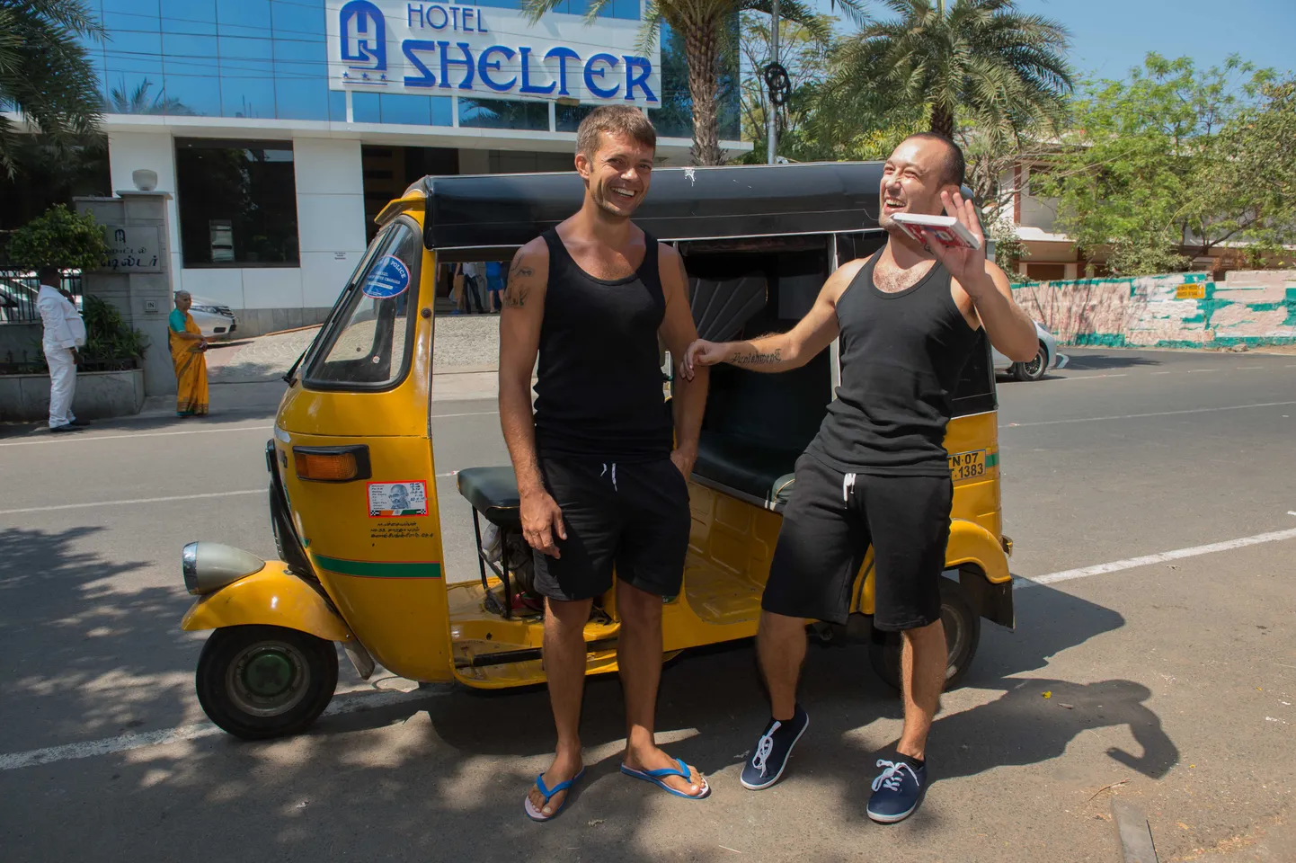 Laevakaitsjad Lauri Ader ja Roman Obeltšak (paremal) 2014. aasta aprillis Indias Chennais. Meeste taustal on hotell Shelter, kus nad pärast vanglast vabanemist elama hakkasid.