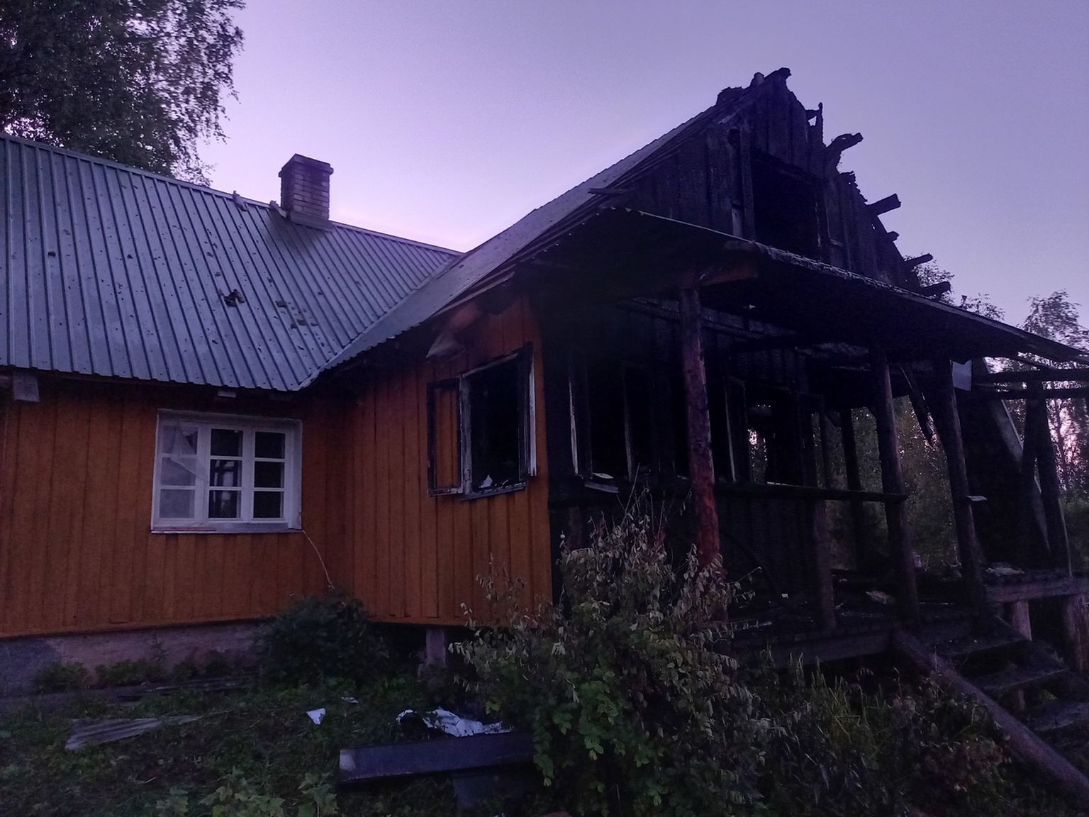 Tules kannatada saanud hoone