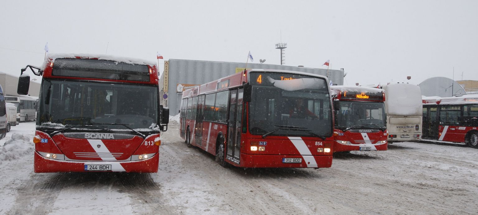 selle aasta alguses teenindab Tartu linnaliine AS Sebe. Pildil esimeste busside liinile minek.