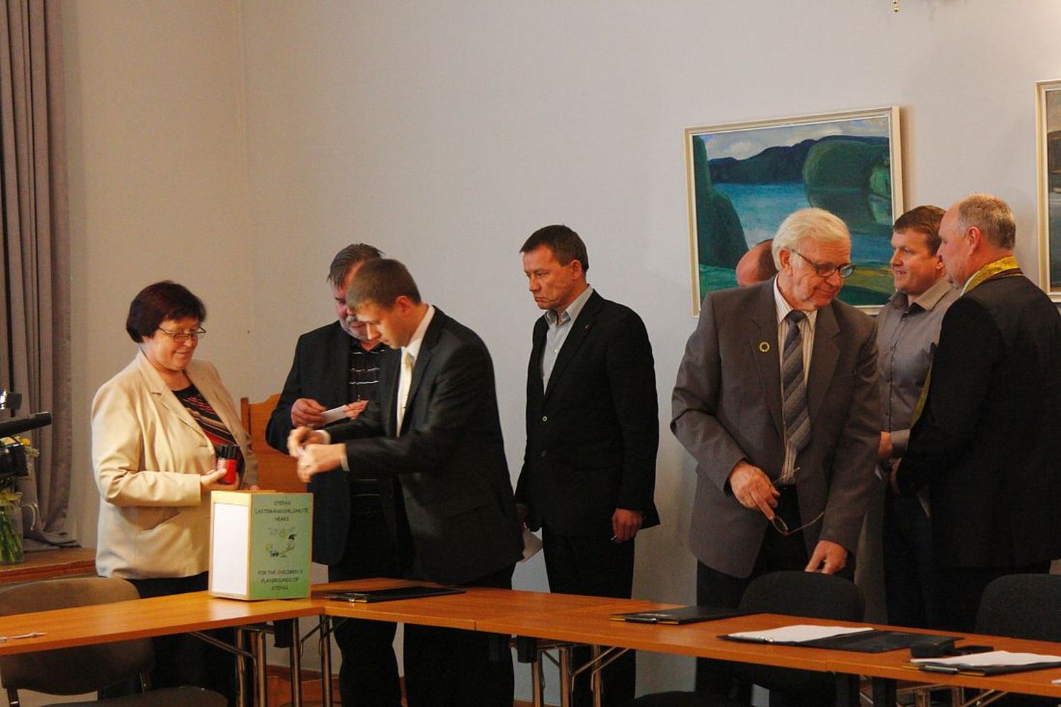 Salajane hääletamine volikogu esimehe valimiseks viidi läbi kaks korda. Volikogu esimees ei selgunudki.