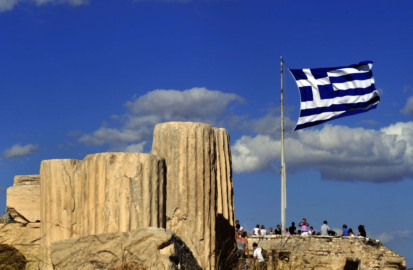 Флаг Греции над афинским Акрополем.
