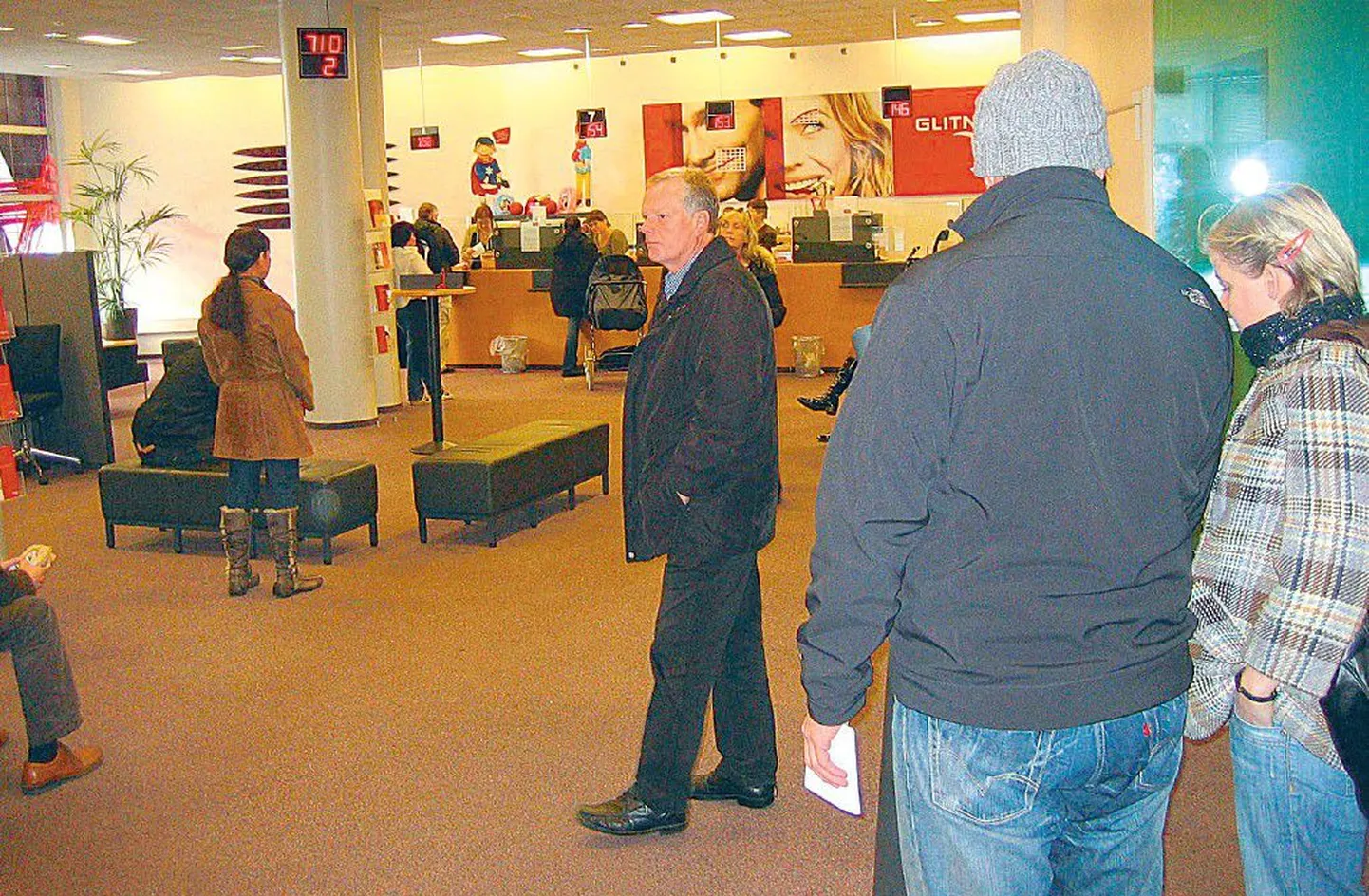 Riigistatud Glitniri pangakontor Reykjavikis. Rahvast täis kontoris olid kõigil näod tõsised, telleritega suheldi närviliselt.