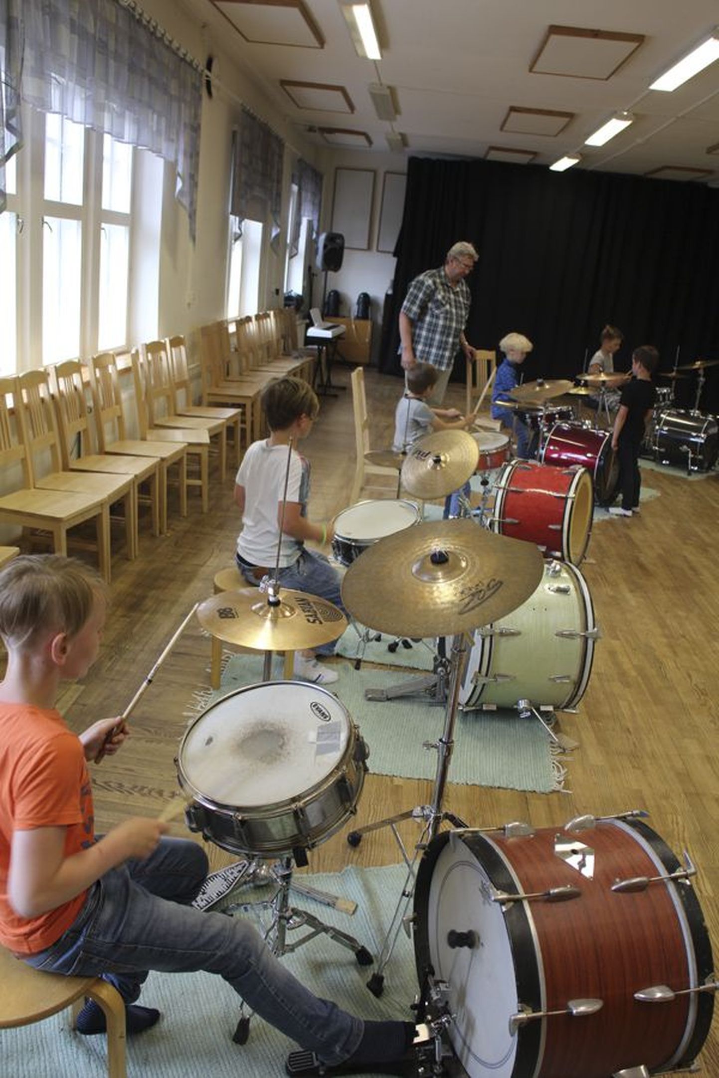 Seitse poissi andsid trummidele valu Kalev Saarva juhendamisel. Samal ajal tegid tüdrukud kõrvalruumis tutvust kitarriga.