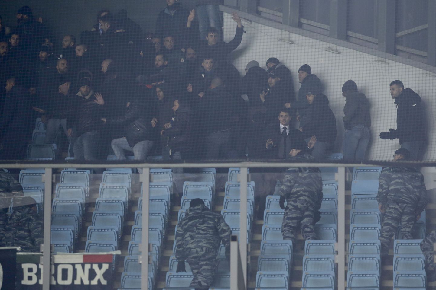 Полиция оцепила фанатский сектор "Наполи" во время матча с "Динамо".