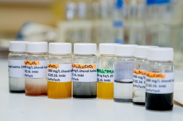 Haruldaste muldmetallide nanoosakesed, mille mõju elusorganismidele Kahru uurimismeeskond praegu uurib. Foto: Mihkel Maripuu / PM