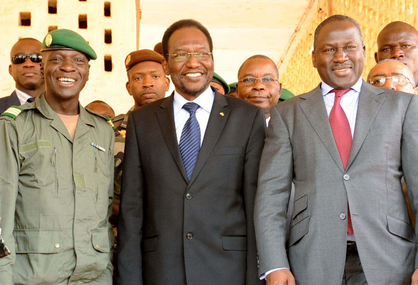Mali uus liider Dioncounda Traoré (keskel) koos hunta juhi kapten Amadou Sanogoga (vasakul).