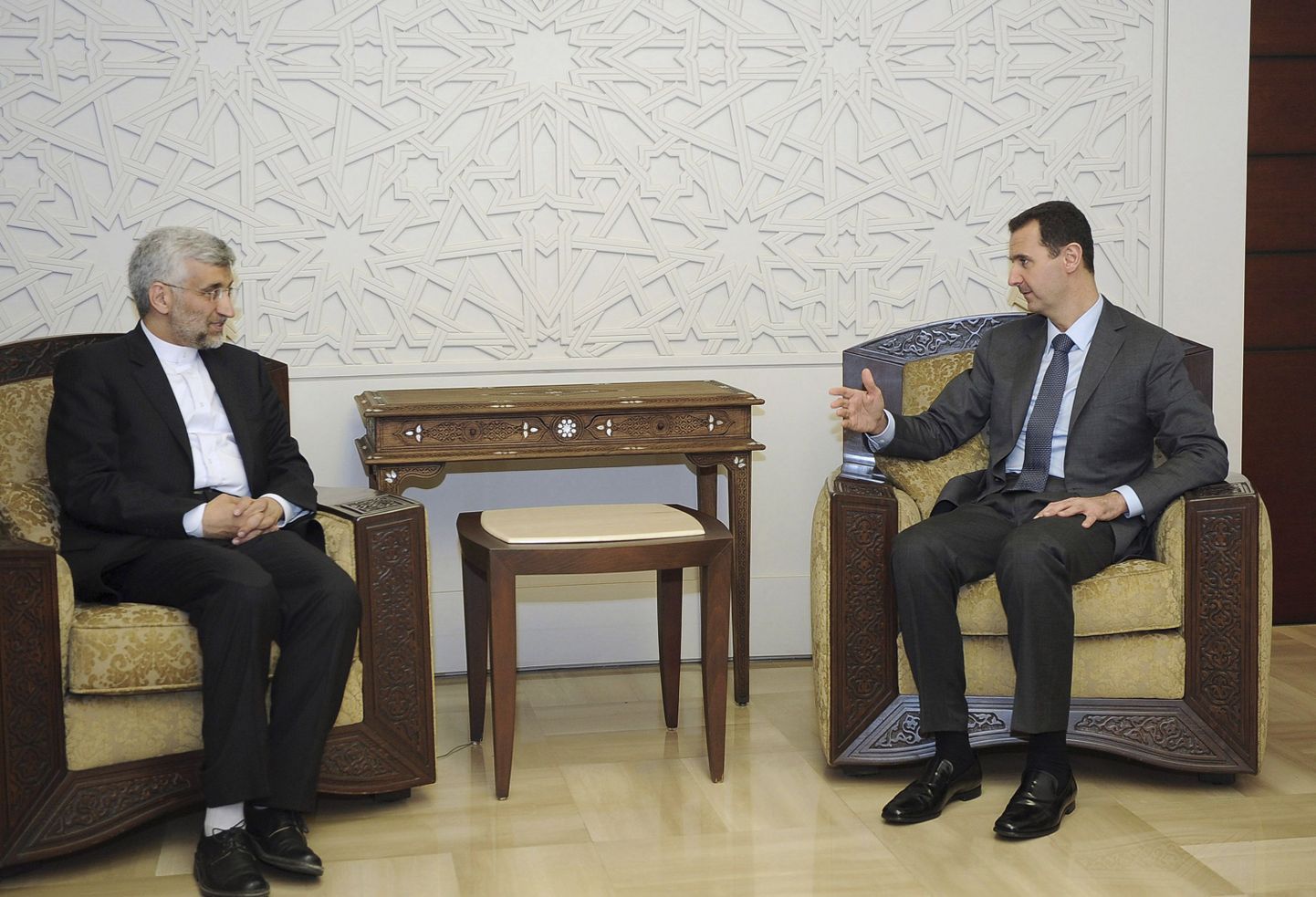 Süüria president Bashar al-Assad (paremal)kohtumas Iraani kõrgeima rahvusliku julgeolekunõukogu juht Saeed Jaliliga