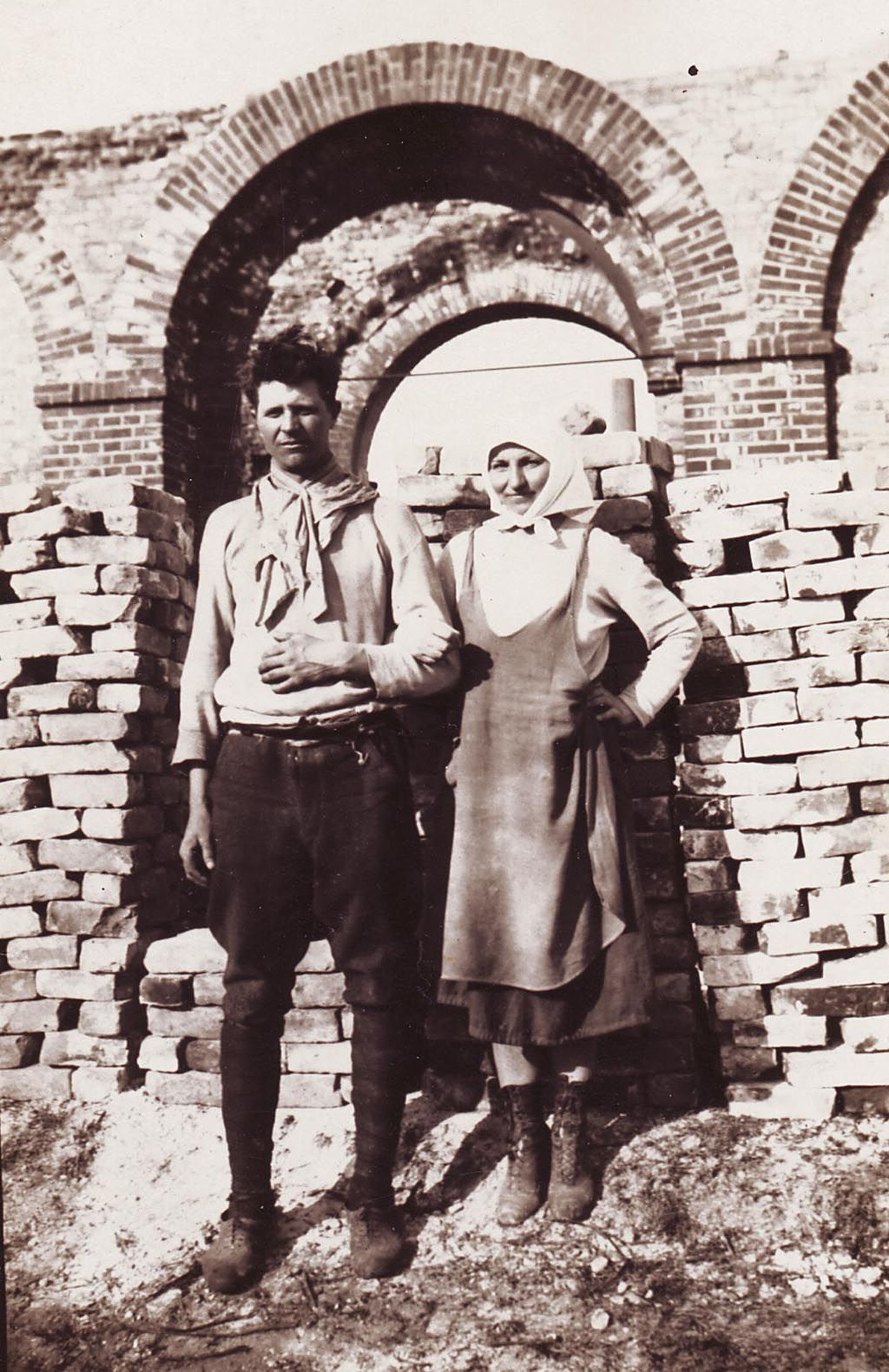 Tüüpe lammutustöödelt: Martin Thomson koos naiskaaslasega Waldhofi varemete lammutamisel. Foto on tehtud 27. aprillil 1936. aastal.