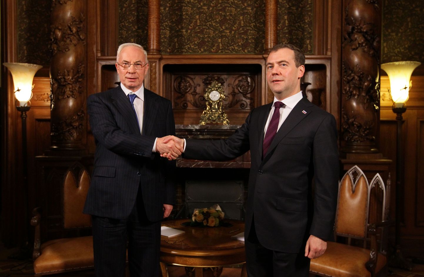 Ukraina peaminister Mõkola Azarov (vasakul) koos Vene valitsusjuhi Dmitri Medvedeviga.