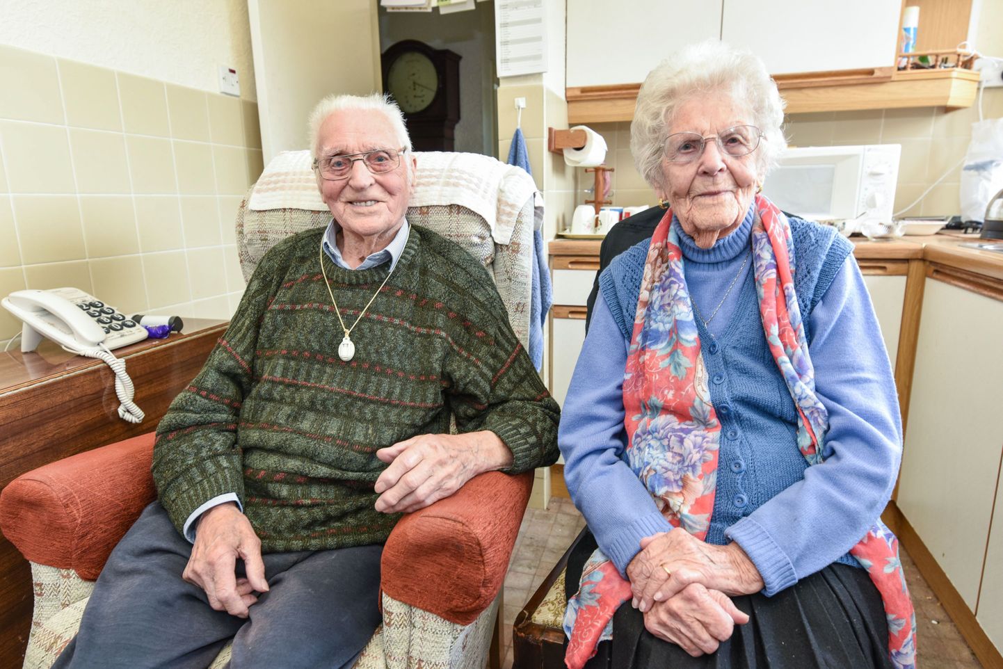 Kaks 100-aastast britti, Arthur Molt ja Florence Philips, koos oma sünnipäeva pidamas.