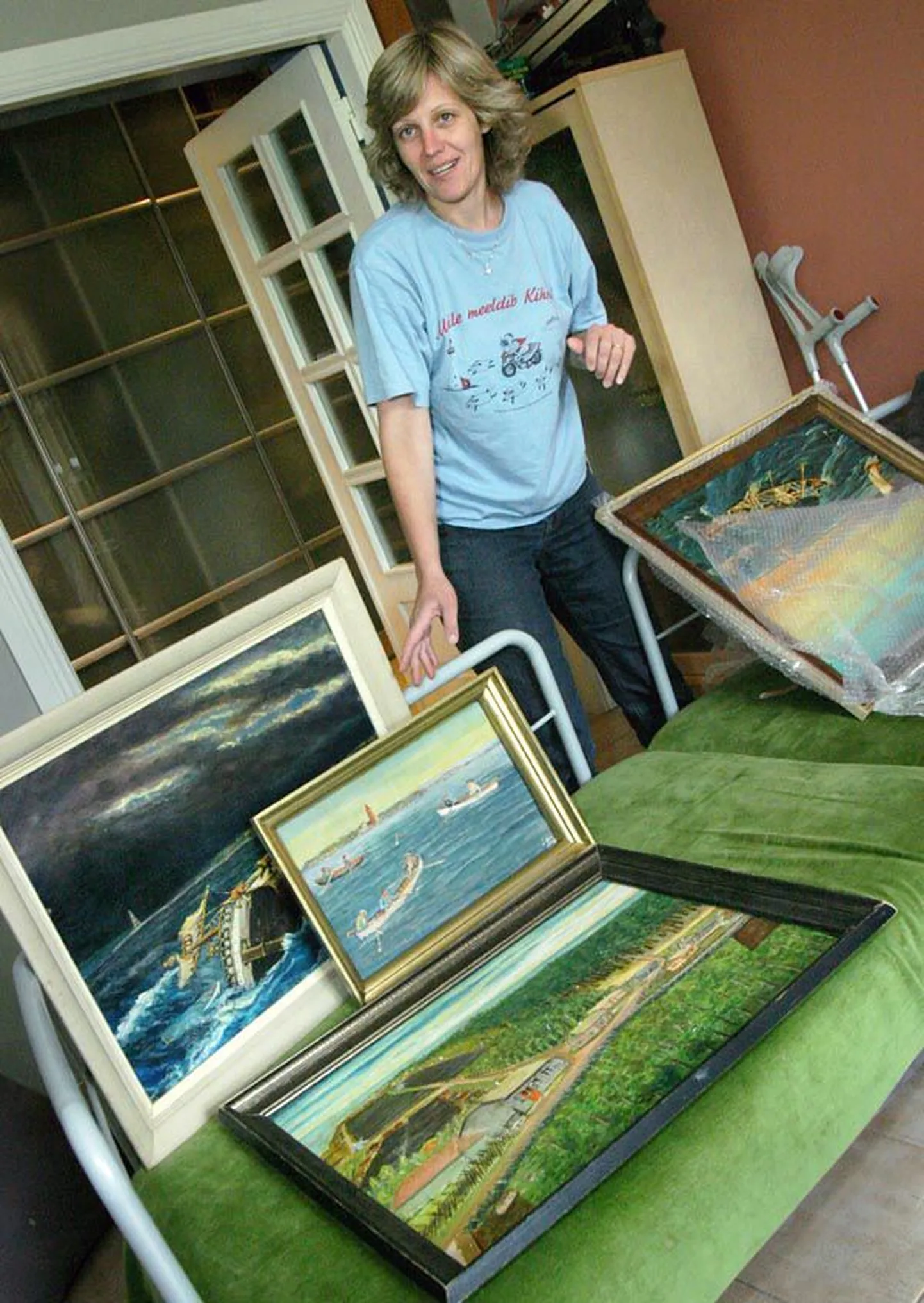 Annely Akkermann näitab Kihnust pärit kunstniku Jaan Oadi olustikumaale elust Kihnus ja merel, mille Eestis säilitamiseks kinkis Oadi poja Augusti pere.