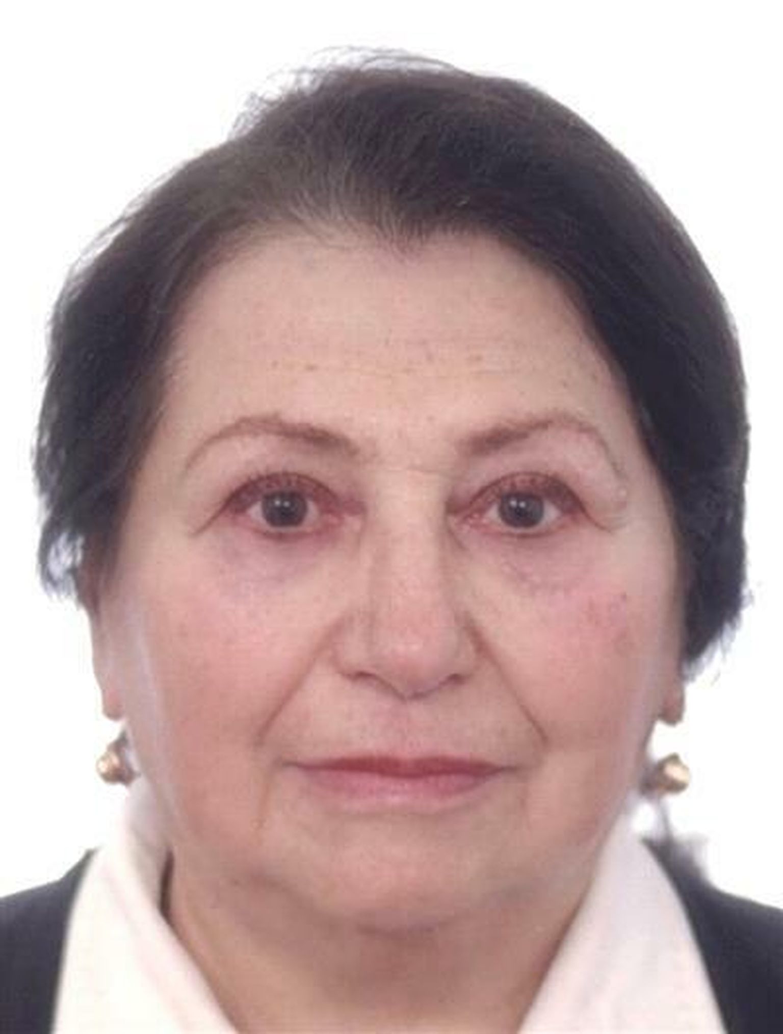 Galina on lühikest kasvu, kõhnema kehaehitusega ja tal on tumedad õlgadeni juuksed. Naise liikumine on vaevaline.