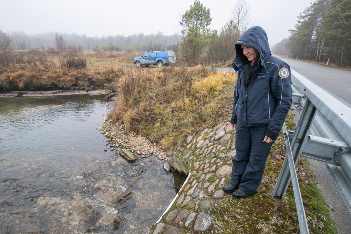 Keskkonnainspektsiooni Järvamaa büroo vaneminspektor Marina Lill teeb kogu aeg Järvamaa forellijõgedel kontrollkäike, et keegi seal kudeajal röövpüügiga ei tegeleks.