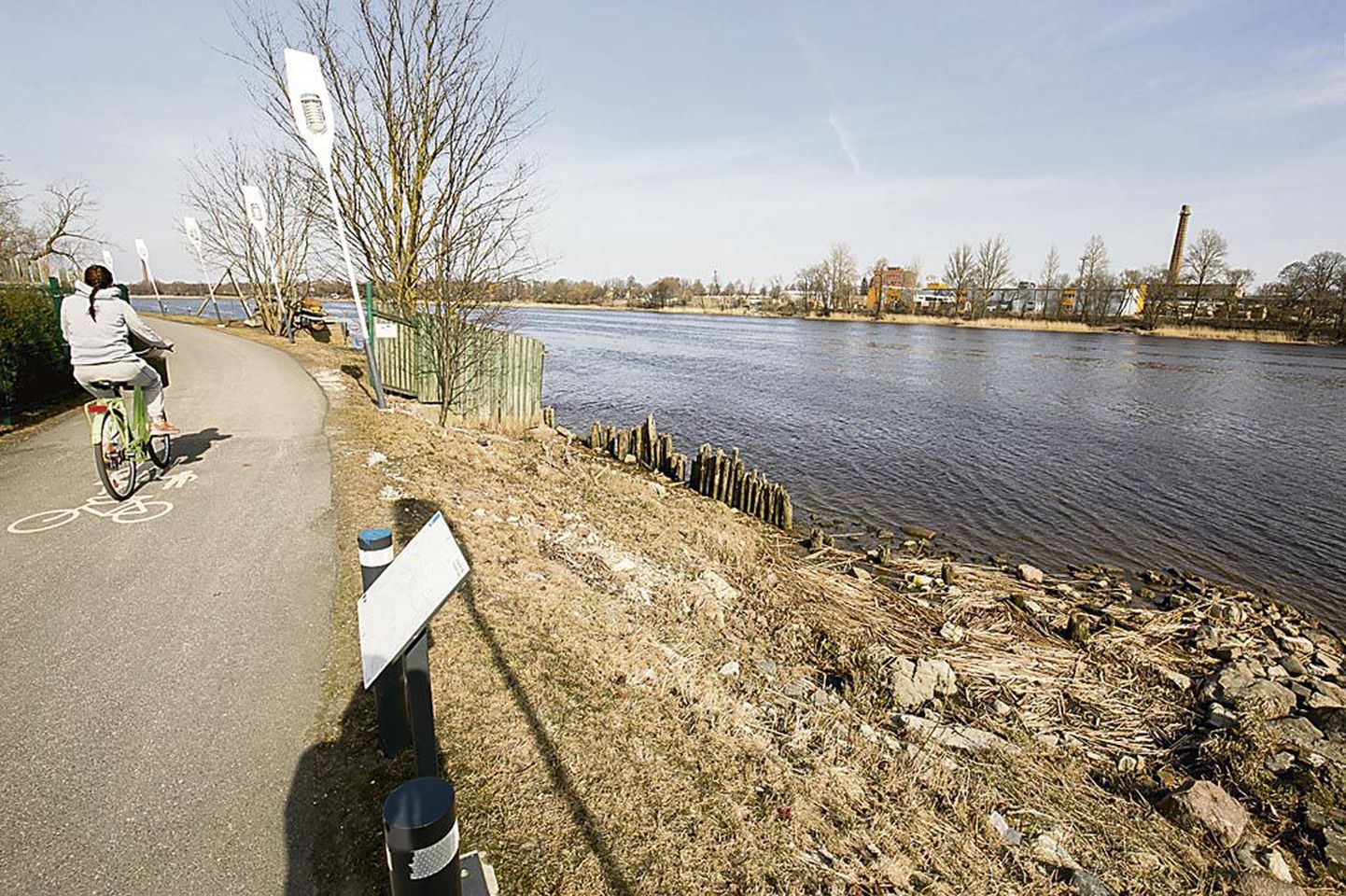 Pärnu linna geograafiline keskpunkt jääb jõe äärde Liiva tänava kanti.