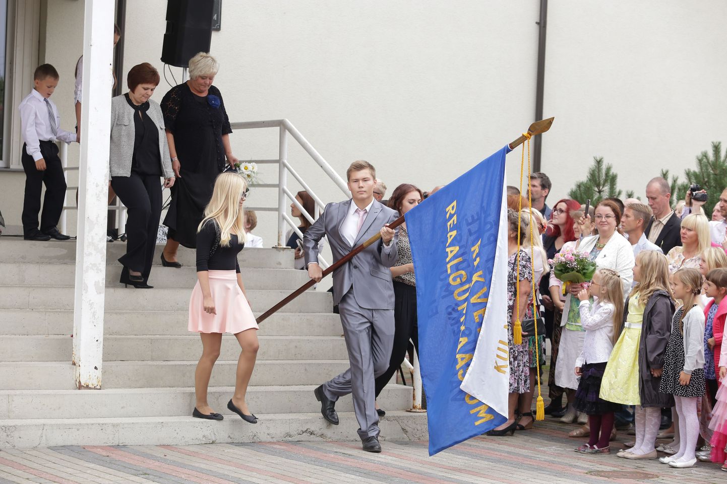 Kooli lippu kannavad parimad abituriendid. Fotol Rakvere reaalgümnaasium.