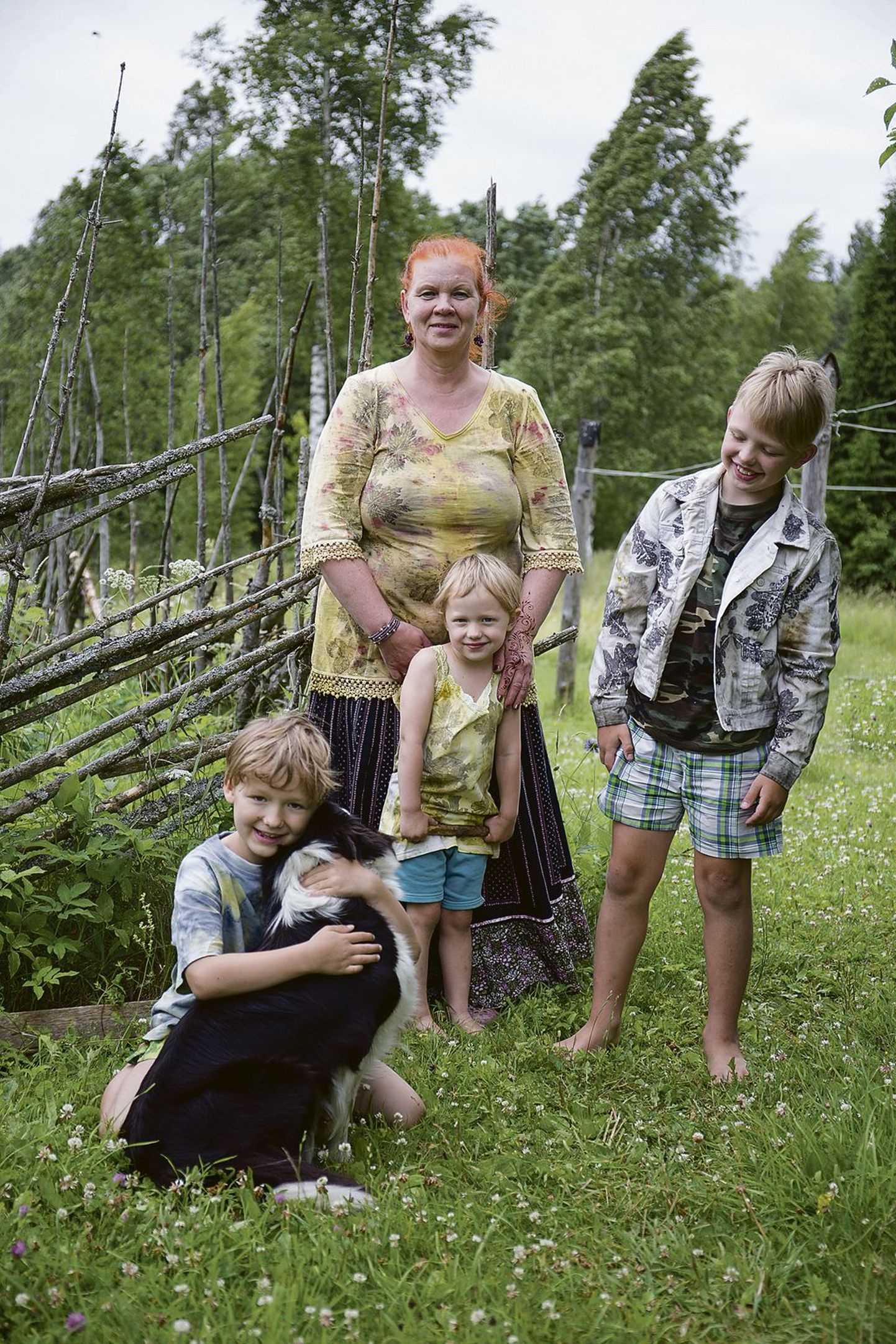 Lastelastel (vasakult) Kasparil, Lauril ja Rasmusel on lahe vanaema Merike Bakhoff ja maal talus jäävad poistel päevad suvelgi lühikeseks.