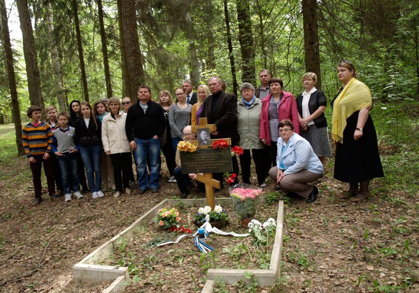Эстонская делегация у памятного креста на месте первого захоронения президента Эстонии Константина Пятса в Бурашево.