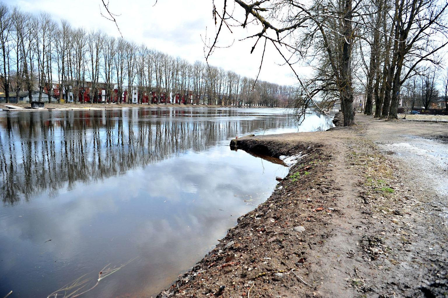 Emajõgi püsib Supilinna kaitsva kaldavalli taga.