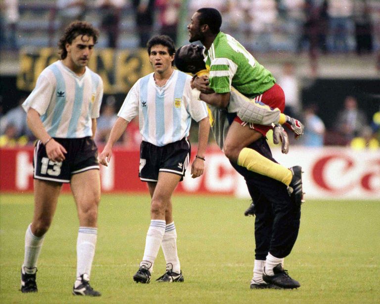 Thomas N’Kono meeskonnakaaslasega rõõmustamas, kui Kameruun šokeeris 1990 MMil tiitlikaitsjat Argentiinat.